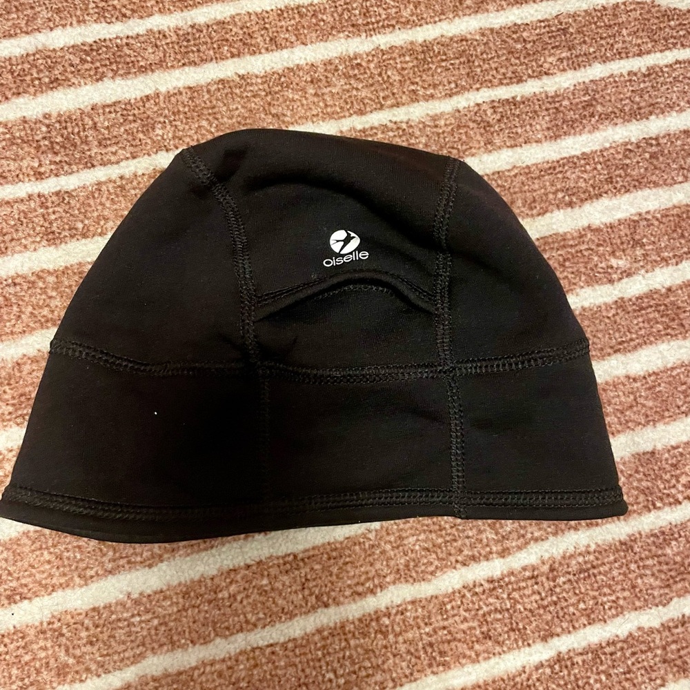 Oiselle Black Beanie Hat Ponytail Hole